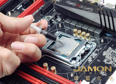  散热膏，作为电子设备中不可或缺的热管理材料，广泛应用于CPU、GPU和其他高性能元件的散热系统中。其主要作用是填充散热器和电子元件之间的微小空隙，从而提高热量的传导效率，避免设备因过热而导致性能下降或损坏。散热膏的热导率是其性能的关键指标之一，通常较高的热导率意味着更好的散热效果。