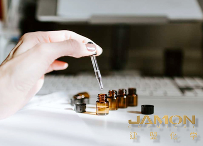  水性硅烷偶联剂在现代材料科学中发挥着重要作用，特别是在提高材料的耐候性方面。耐候性是指材料在长时间暴露于自然环境（如紫外线、雨水、空气污染等）中的抗老化和耐损耗能力。随着环保法规的日益严格，水性硅烷偶联剂逐渐成为了提升材料耐候性的关键助剂。